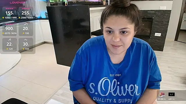 Snapshot of Layla- chatting on 09-25-25, 10:19 Layla- online show from 09-25-25, 10:19