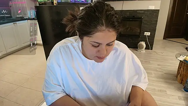 Snapshot of Layla- chatting on 10-01-25, 10:43 Layla- online show from 10-01-25, 10:43