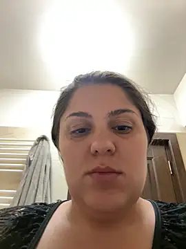 Snapshot of Layla- chatting on 10-06-25, 09:56 Layla- online show from 10-06-25, 09:56