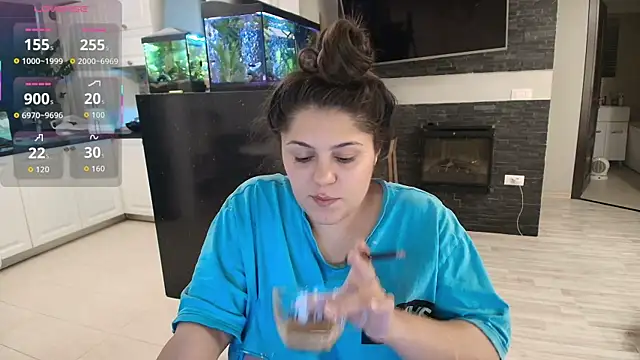 Snapshot of Layla- chatting on 10-11-25, 11:20 Layla- online show from 10-11-25, 11:20