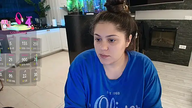 Snapshot of Layla- chatting on 10-24-25, 01:40 Layla- online show from 10-24-25, 01:40