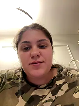 Snapshot of Layla- chatting on 10-31-25, 02:34 Layla- online show from 10-31-25, 02:34