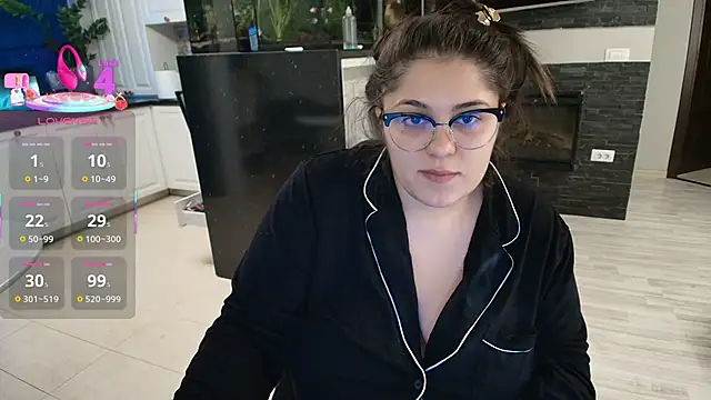 Snapshot of Layla- chatting on 11-14-25, 10:25 Layla- online show from 11-14-25, 10:25