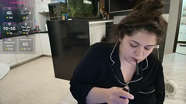 Snapshot of Layla- chatting on 11-22-25, 11:42 Layla- online show from 11-22-25, 11:42