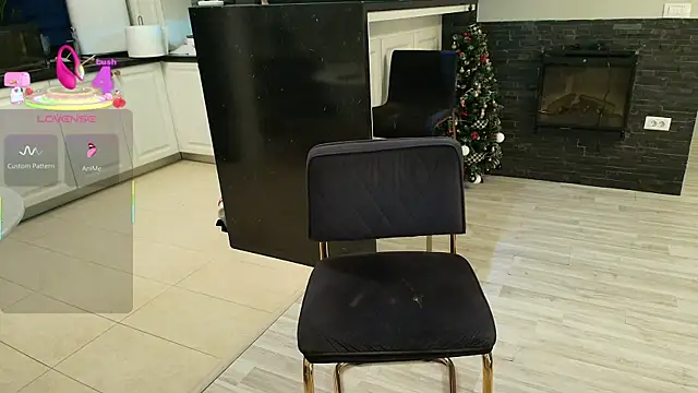 Snapshot of Layla- chatting on 01-09-26, 08:10 Layla- online show from 01-09-26, 08:10