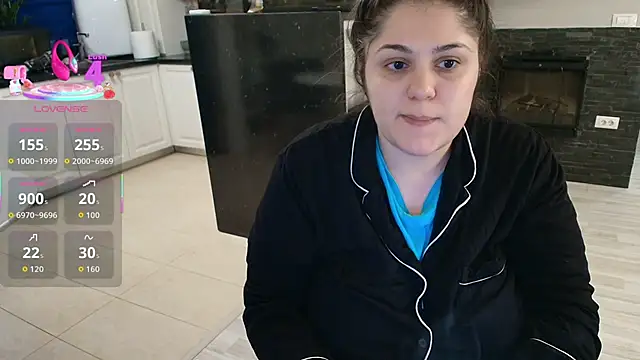 Snapshot of Layla- chatting on 01-14-26, 01:06 Layla- online show from 01-14-26, 01:06