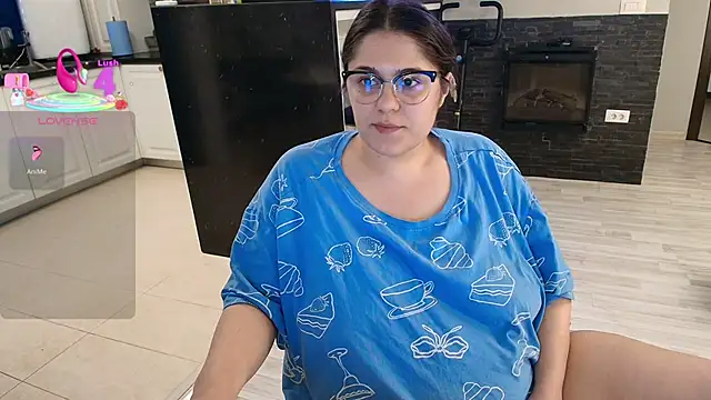 Snapshot of Layla- chatting on 04-19-26, 01:54 Layla- online show from 04-19-26, 01:54