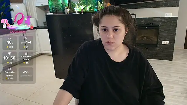 Snapshot of Layla- chatting on 04-23-26, 09:41 Layla- online show from 04-23-26, 09:41
