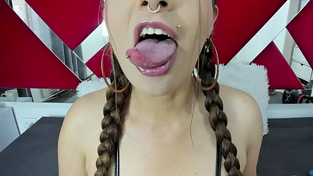 Snapshot of nicollewayne10 chatting on 10-18-25, 10:10 nicollewayne10 online show from 10-18-25, 10:10