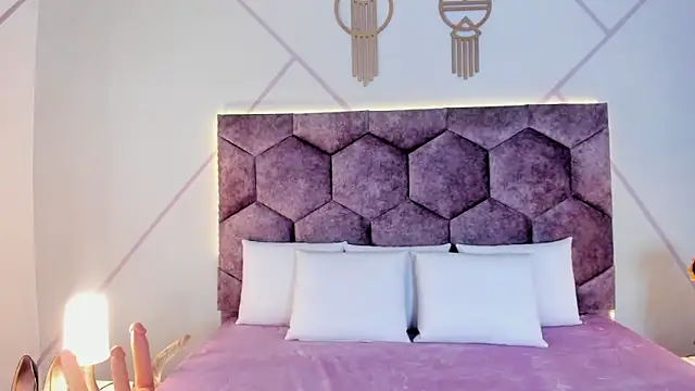 aurora collinss  online show from 11-01-25, 01:13