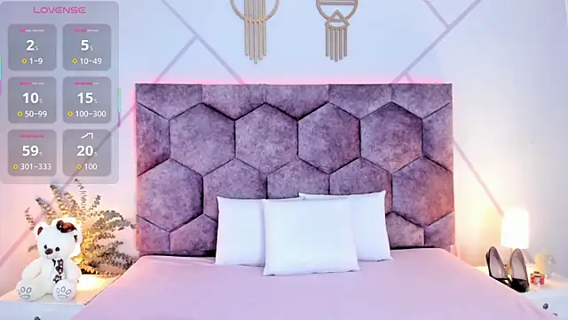 aurora collinss  online show from 02-04-26, 12:22