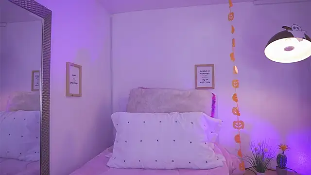 Snapshot of tommy_blue chatting on 10-22-25, 01:00 tommy blue online show from 10-22-25, 01:00