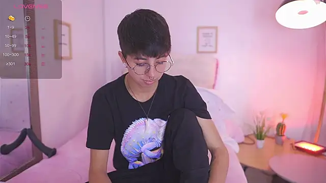 Snapshot of tommy_blue chatting on 10-27-25, 01:37 tommy blue online show from 10-27-25, 01:37