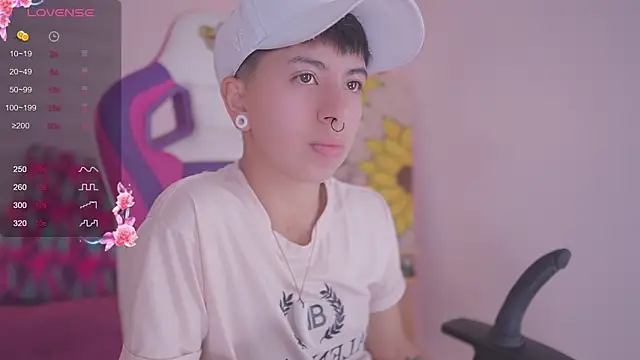 Snapshot of tommy_blue chatting on 11-05-25, 12:27 tommy blue online show from 11-05-25, 12:27