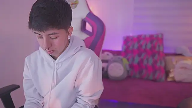 Snapshot of tommy_blue chatting on 11-10-25, 12:37 tommy blue online show from 11-10-25, 12:37