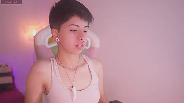 Snapshot of tommy_blue chatting on 11-13-25, 12:26 tommy blue online show from 11-13-25, 12:26