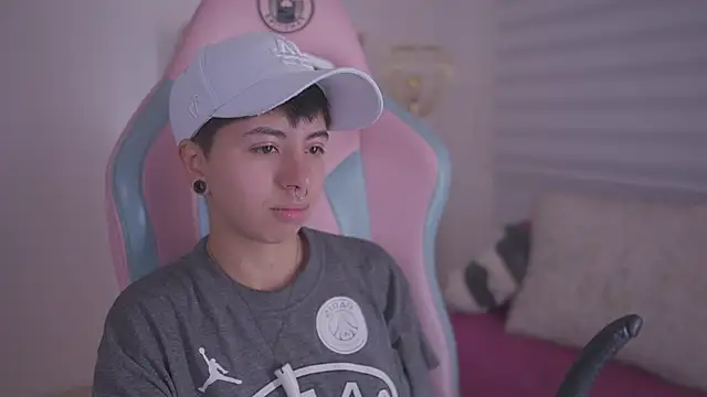 Snapshot of tommy_blue chatting on 11-19-25, 12:38 tommy blue online show from 11-19-25, 12:38