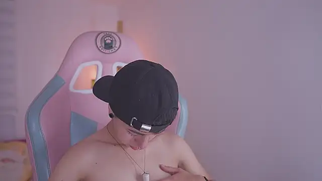 Snapshot of tommy_blue chatting on 11-24-25, 12:27 tommy blue online show from 11-24-25, 12:27