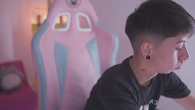 Snapshot of tommy_blue chatting on 11-27-25, 06:54 tommy blue online show from 11-27-25, 06:54