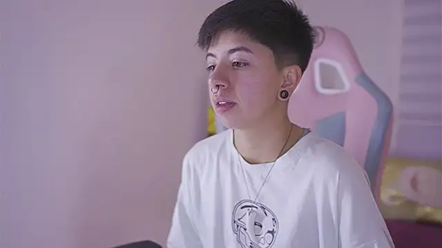 Snapshot of tommy_blue chatting on 12-03-25, 12:58 tommy blue online show from 12-03-25, 12:58