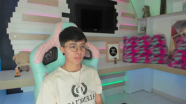 Snapshot of tommy_blue chatting on 12-04-25, 07:11 tommy blue online show from 12-04-25, 07:11