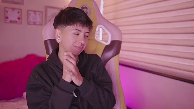 Snapshot of tommy_blue chatting on 02-18-26, 12:34 tommy blue online show from 02-18-26, 12:34