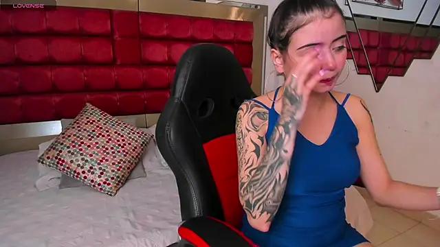 SaskiaGrendel online show from 04-10-26, 11:42