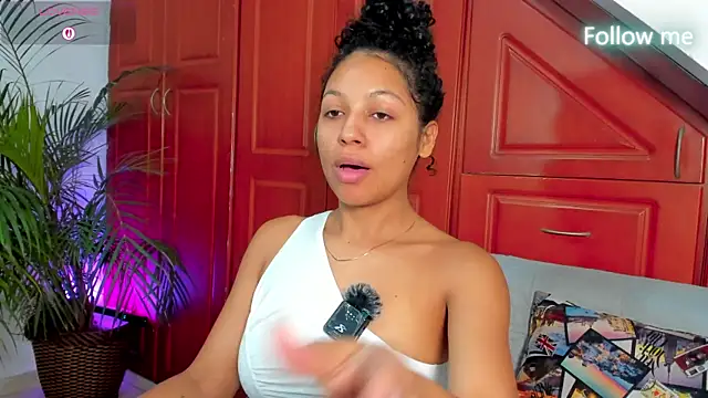 Snapshot of Sasha_rd chatting on 05-25-26, 01:17 Sasha rd online show from 05-25-26, 01:17