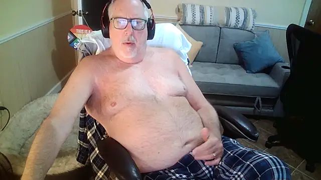 Snapshot of superbearboss chatting on 04-26-26, 02:37 superbearboss online show from 04-26-26, 02:37