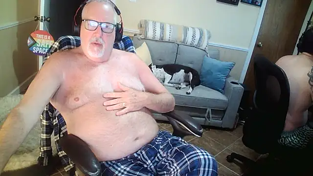 Snapshot of superbearboss chatting on 05-17-26, 12:45 superbearboss online show from 05-17-26, 12:45