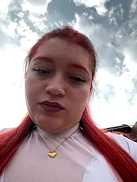 Karina Leon online show from 12-15-25, 08:13