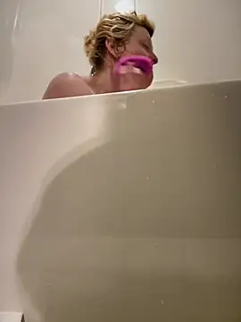 Snapshot of KITTYBOOBOOFUXX chatting on 03-18-26, 06:44 KITTYBOOBOOFUXX online show from 03-18-26, 06:44