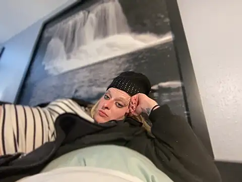 Snapshot of KITTYBOOBOOFUXX chatting on 03-25-26, 03:34 KITTYBOOBOOFUXX online show from 03-25-26, 03:34