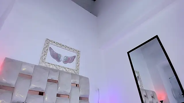 Lola Blondie online show from 12-17-25, 12:33