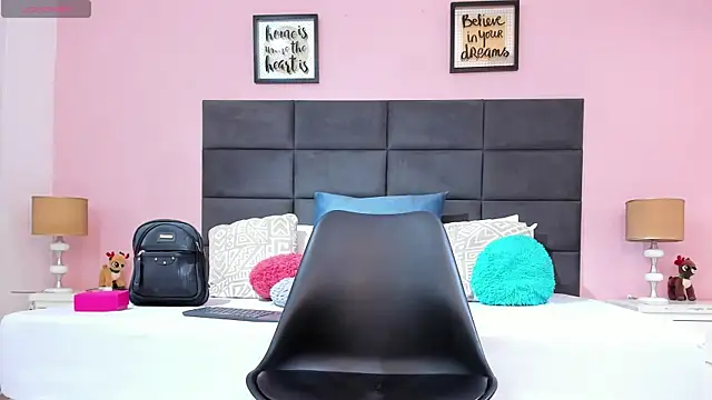 SophiaQueens online show from 10-18-25, 08:20