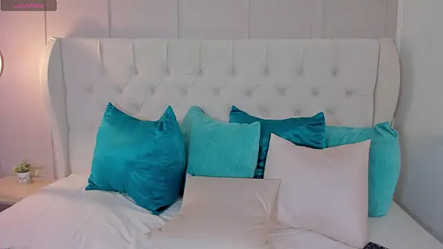 Snapshot of megan_jonesss chatting on 10-20-25, 10:32 megan jonesss online show from 10-20-25, 10:32