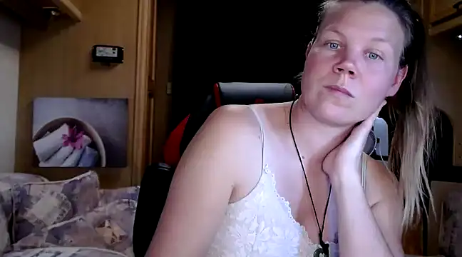 Snapshot of CallMeMaria chatting on 12-28-24, 03:48 CallMeMaria online show from 12-28-24, 03:48