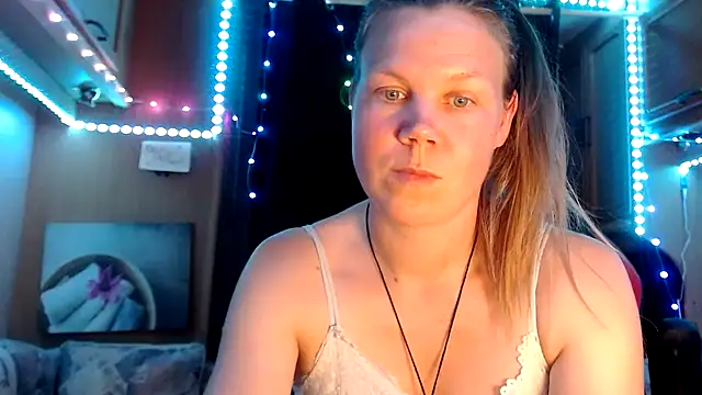 Snapshot of CallMeMaria chatting on 02-15-25, 09:15 CallMeMaria online show from 02-15-25, 09:15