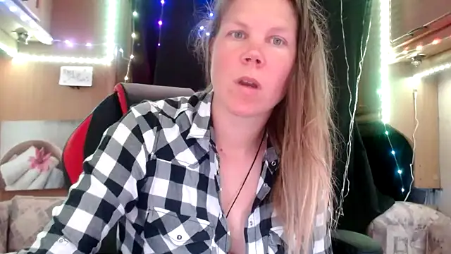 Snapshot of CallMeMaria chatting on 02-16-25, 01:27 CallMeMaria online show from 02-16-25, 01:27