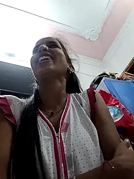 Snapshot of Hotty-Nidhi chatting on 06-03-26, 05:18 Hotty-Nidhi online show from 06-03-26, 05:18