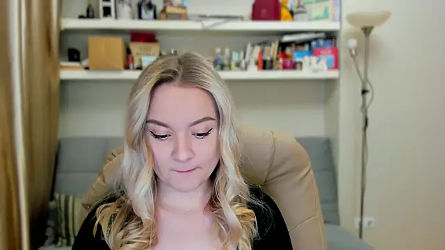 Kara Smith  online show from 10-22-25, 10:42