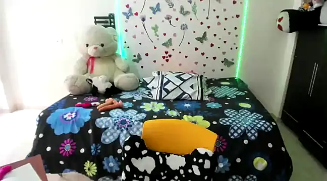 Snapshot of Olgahunder chatting on 03-17-25, 05:38 Olgahunder online show from 03-17-25, 05:38