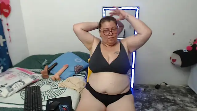 Snapshot of Olgahunder chatting on 05-03-26, 04:46 Olgahunder online show from 05-03-26, 04:46