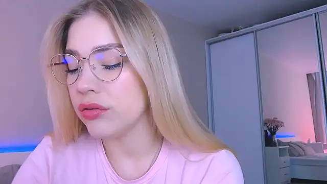 Snapshot of DIANAxxxDIAMOND chatting on 10-11-25, 08:13 DIANAxxxDIAMOND online show from 10-11-25, 08:13