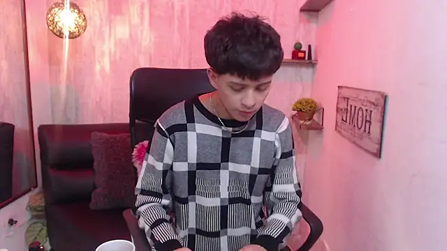 Snapshot of Sam_Daves chatting on 03-18-25, 05:10 Sam Daves online show from 03-18-25, 05:10