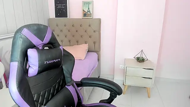 Tania Duque online show from 11-27-25, 01:57