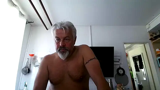 Snapshot of Berg_Boy chatting on 05-28-26, 10:34 Berg Boy online show from 05-28-26, 10:34