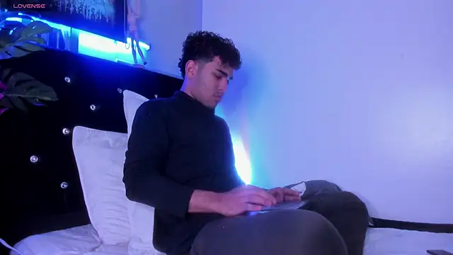 Snapshot of LucasCarterr_ chatting on 11-09-25, 03:27 LucasCarterr online show from 11-09-25, 03:27