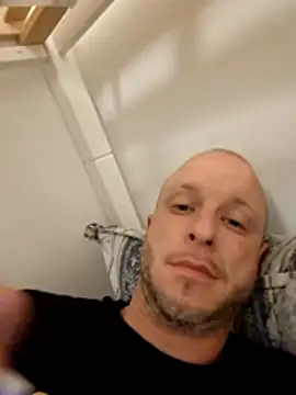 Snapshot of svenpfeifer chatting on 05-15-26, 02:40 svenpfeifer online show from 05-15-26, 02:40