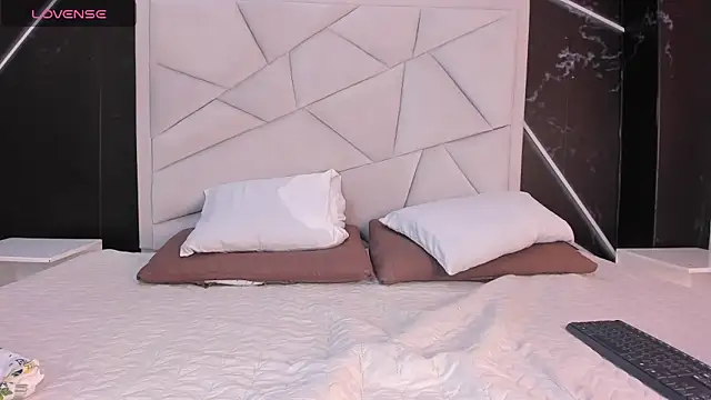 JulietSofia online show from 04-14-26, 08:15